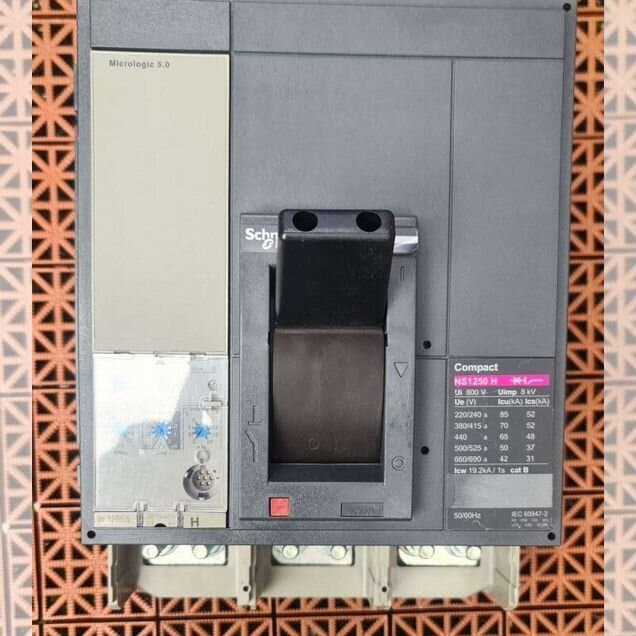 Автоматический выключатель Schneider NS 1250А 70kA